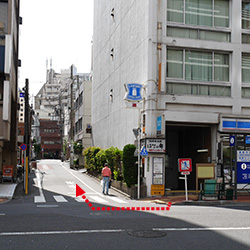 千代田線湯島駅　5番出口を出てすぐの路地右折